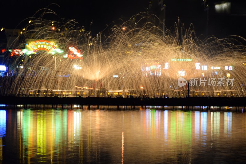 长沙铜官窑夜间湖边打铁花景观