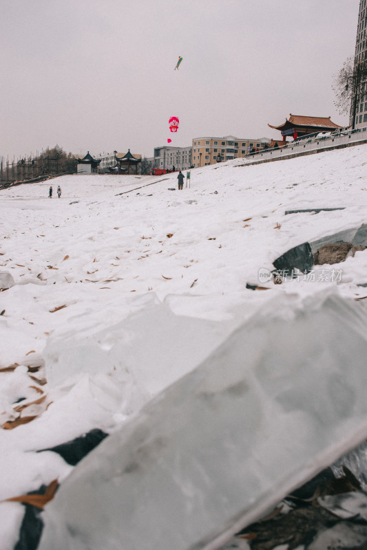 冬日的雪地