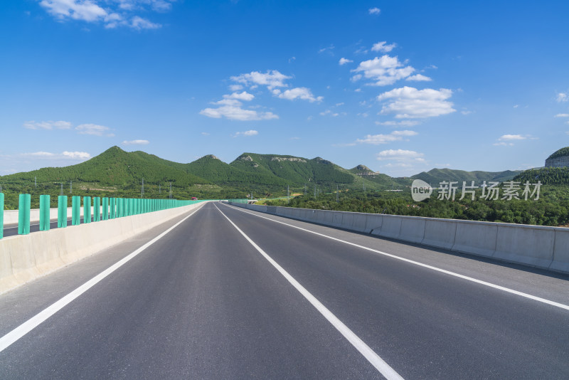 公路蓝天白云风景