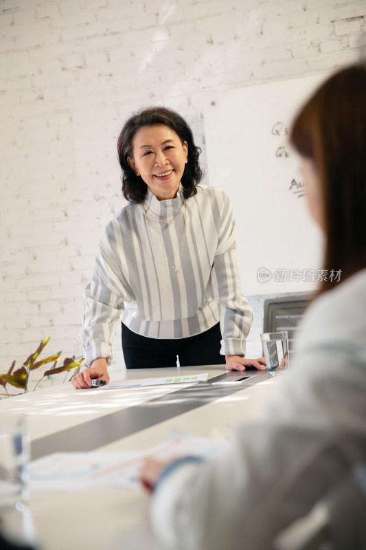 商务老年女士主持会议