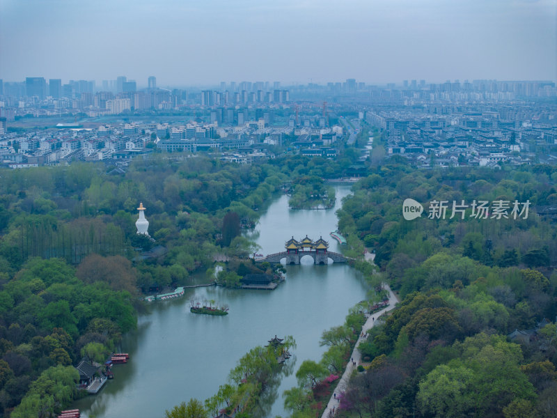 航拍烟雨江南扬州瘦西湖风景区全景