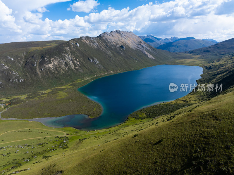 航拍四川甘孜理塘县若根错风景