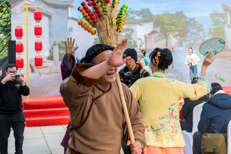 古装人物街头表演场景