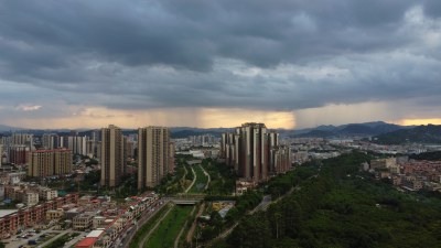 广东东莞：晚霞中的骤雨