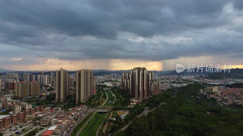 广东东莞：晚霞中的骤雨