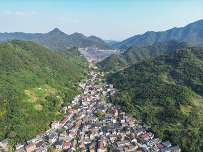 航拍蓝天白云下的青山河流村庄风光