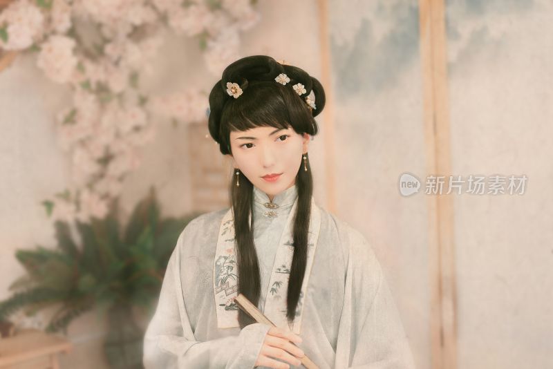 古风女子手持折扇肖像