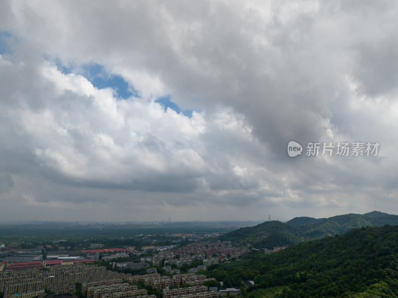 暴雨来临前的杭州城市风光