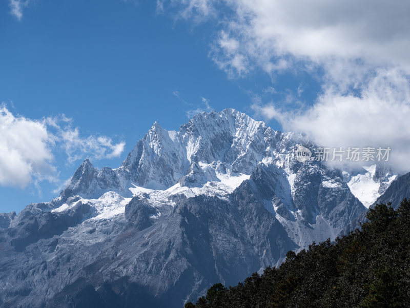 站在玉龙雪山牦牛坪，观赏山川风景