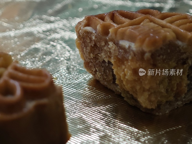 切开的月饼展示内部馅料特写