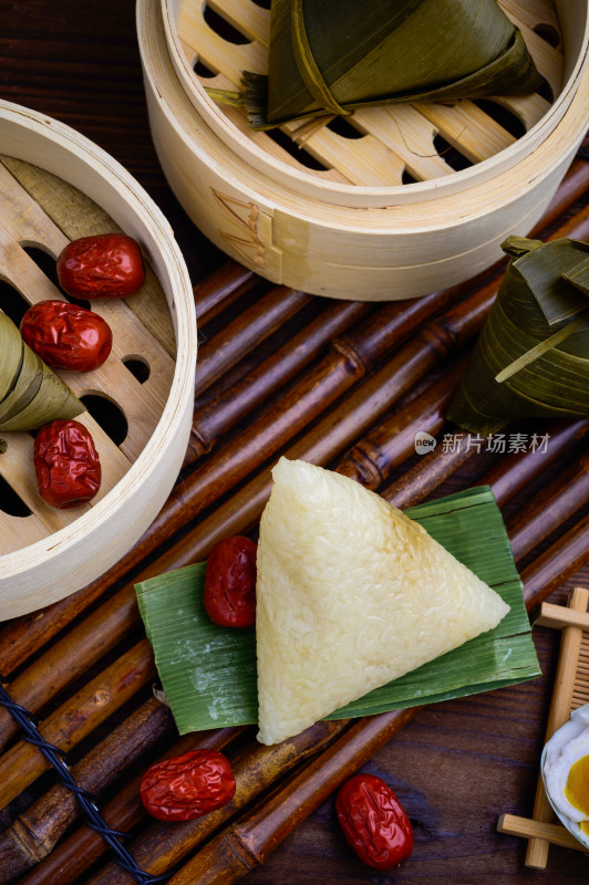 传统粽子与咸鸭蛋美食静物