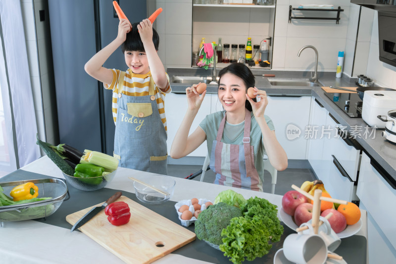 在厨房里学做饭的快乐母子