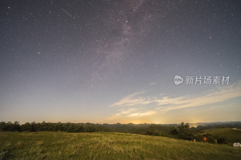 璀璨星空下的夜晚草地景象