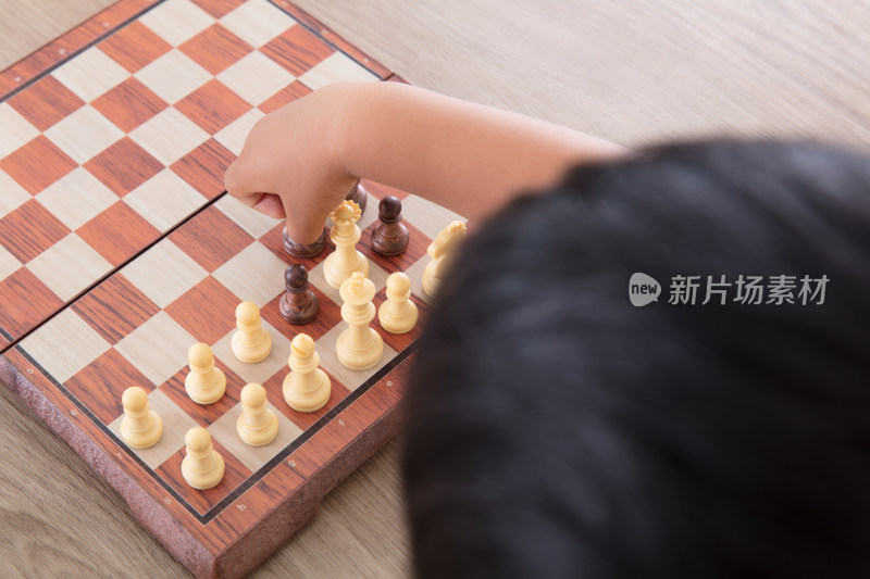 小孩子正在学习下国际象棋