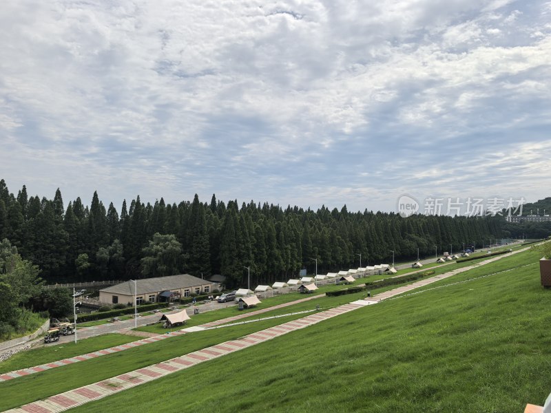 金牛湖：绿树草坪间的露营场地全景