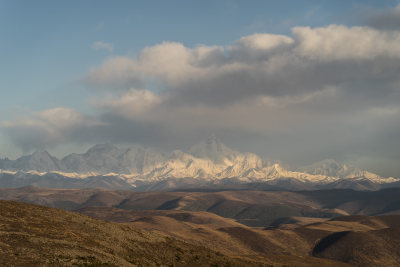 辽阔高原上的壮丽贡嘎雪山远景