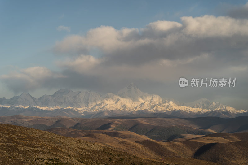 辽阔高原上的壮丽贡嘎雪山远景