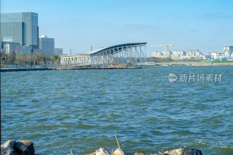 上海滴水湖景区湖边风景