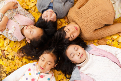 可爱的男孩女孩躺在地上