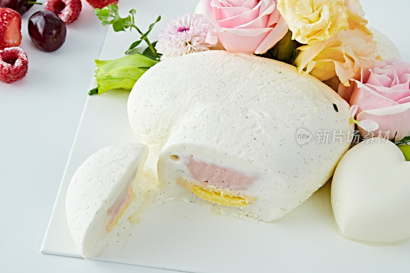 爱心造型椰奶香芋情人节蛋糕