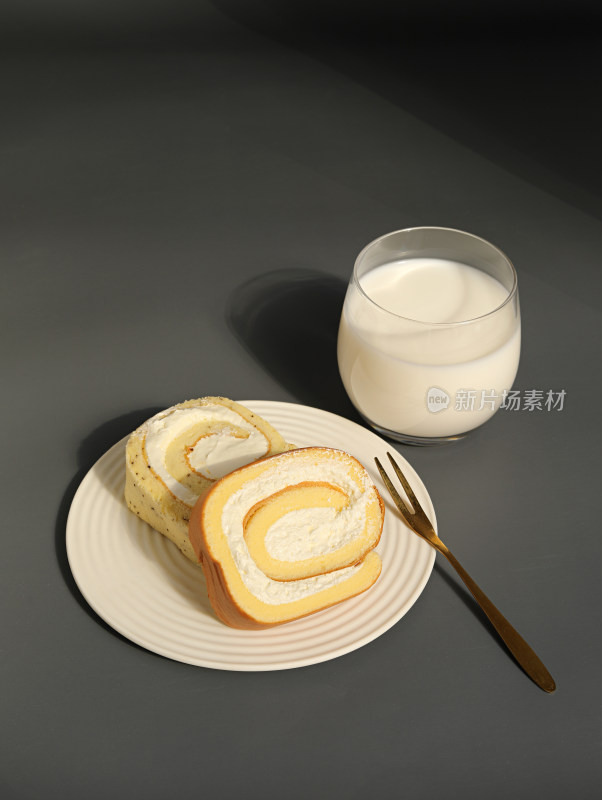 白色碟子上的早餐面包和牛奶