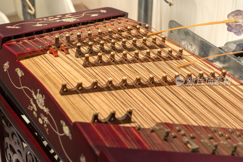 演奏中的民族乐器 杨琴