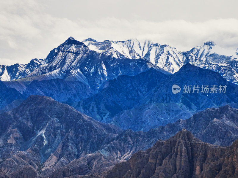 航拍雪山峡谷