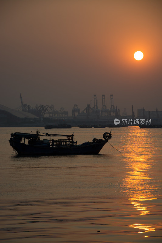 港口夕阳下的渔船景观