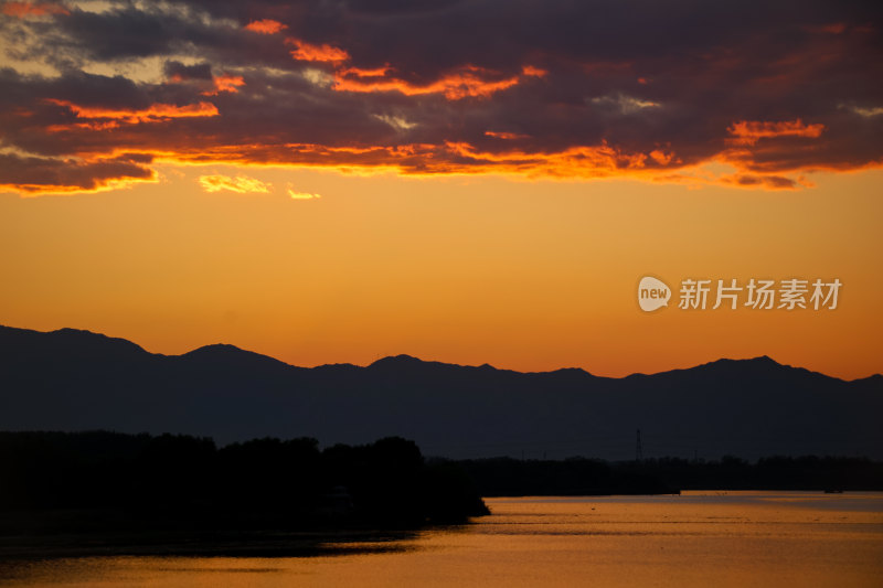 夕阳下水面上的鸟群晚霞