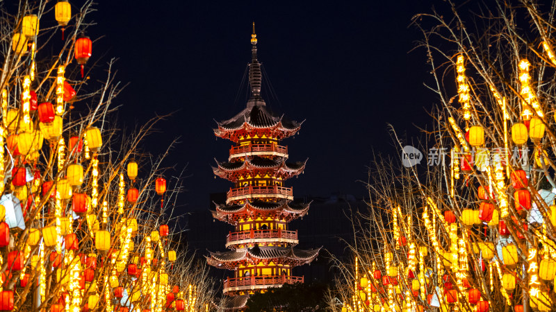 夜晚亮灯的古建筑塔及周边灯笼景象