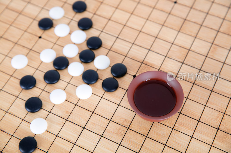 棋盘上的围棋和一碗茶