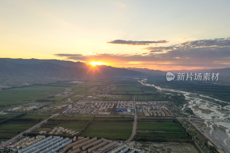 中国新疆伊犁特克斯县日出风景