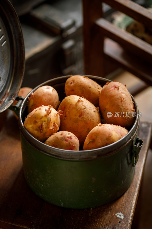 老式饭缸里的土豆