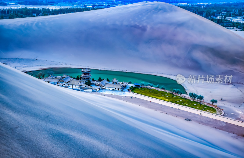 甘肃敦煌鸣沙山月牙泉沙漠景观