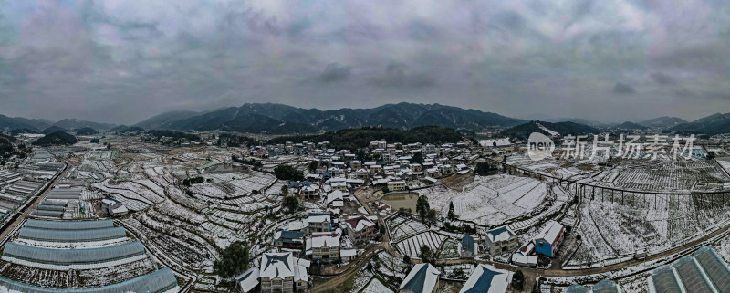 冬天森林美丽乡村雪景全景图