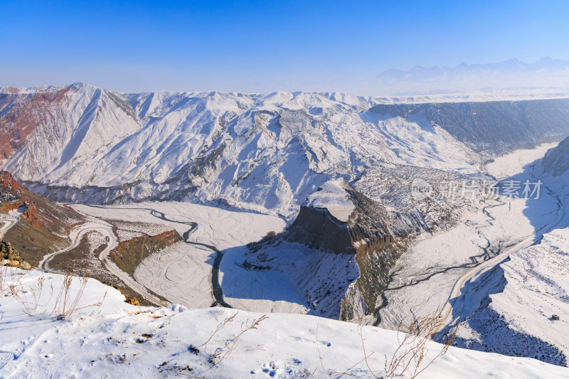 航拍新疆冬季安集海大峡谷雪景雪山山脉河流