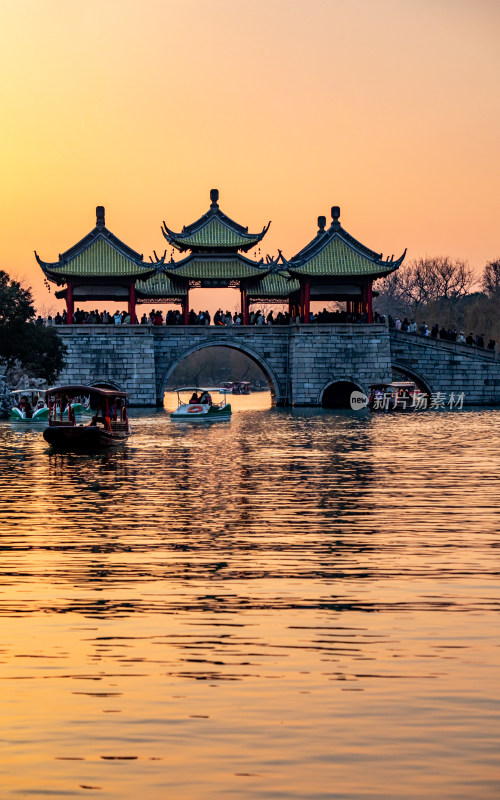 廋西湖五亭桥中式古桥与亭台楼阁黄昏景致