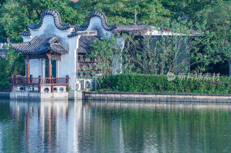 广州海珠湖公园湖岸岭南建筑观景台