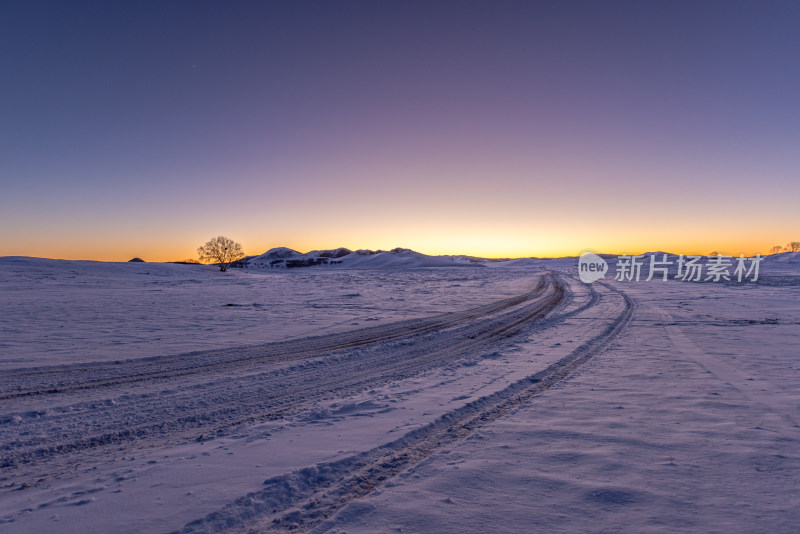 乌兰布统冬季蓝调时刻的唯美雪地雪景