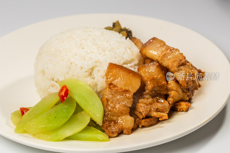 圆盘里的回锅肉盖饭