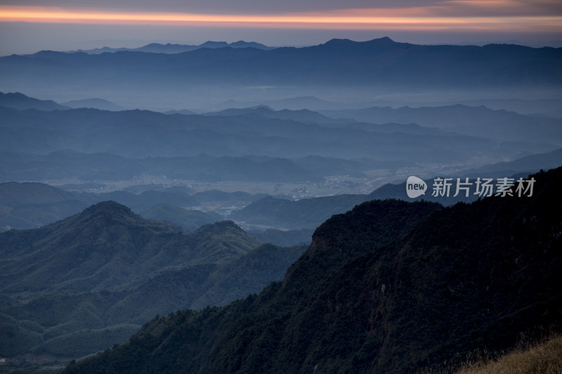 晨雾中的山峦