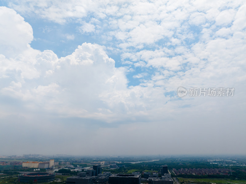 蓝天白云下的浙江省海宁现代城市风光