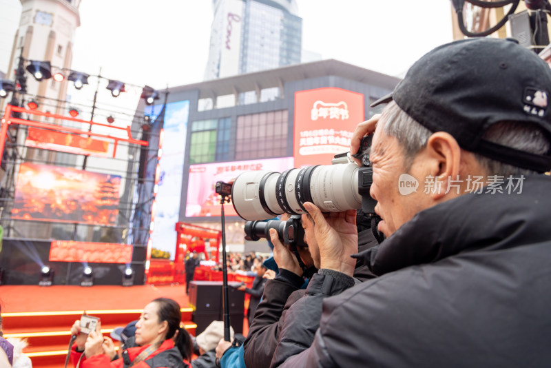 重庆解放碑迎新年的街景汉服走秀