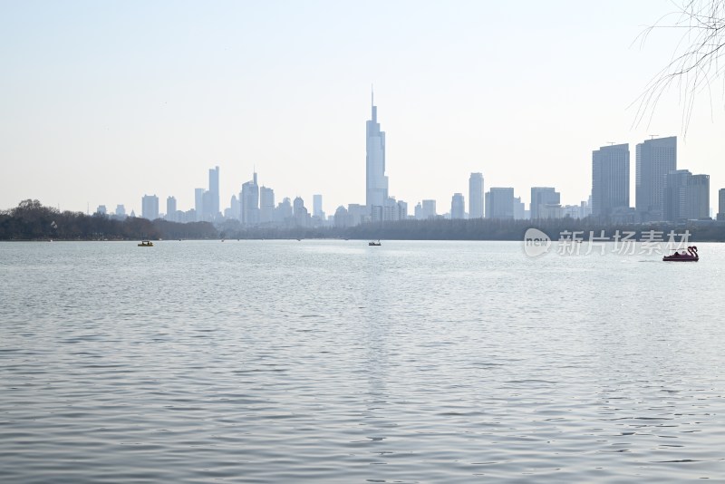 南京玄武湖湖畔城市天际线景观