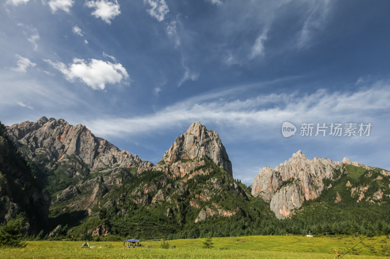 云雾缭绕下的草原山峰