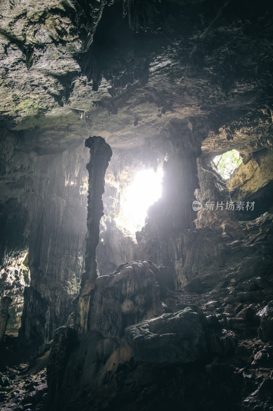 广西桂林平乐县朝天岩山洞洞穴