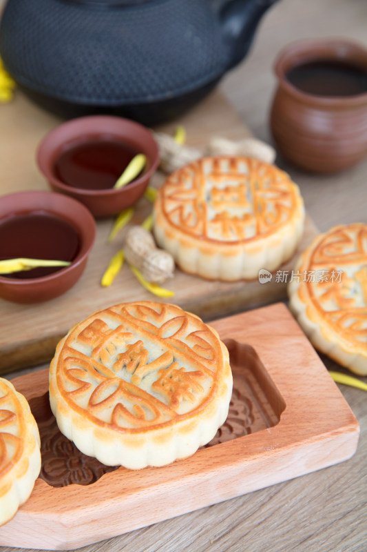 中秋美食月饼和茶壶茶杯及菊花