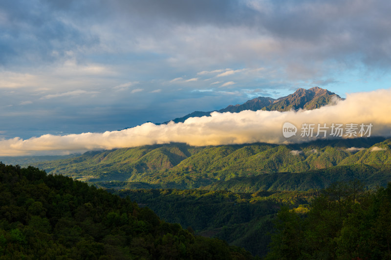 傍晚夕阳染红了高山云雾