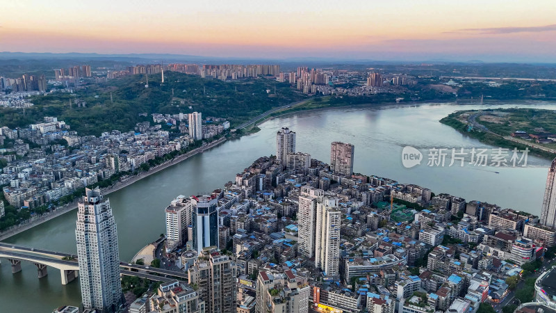 夕阳下的泸州城市风光航拍图