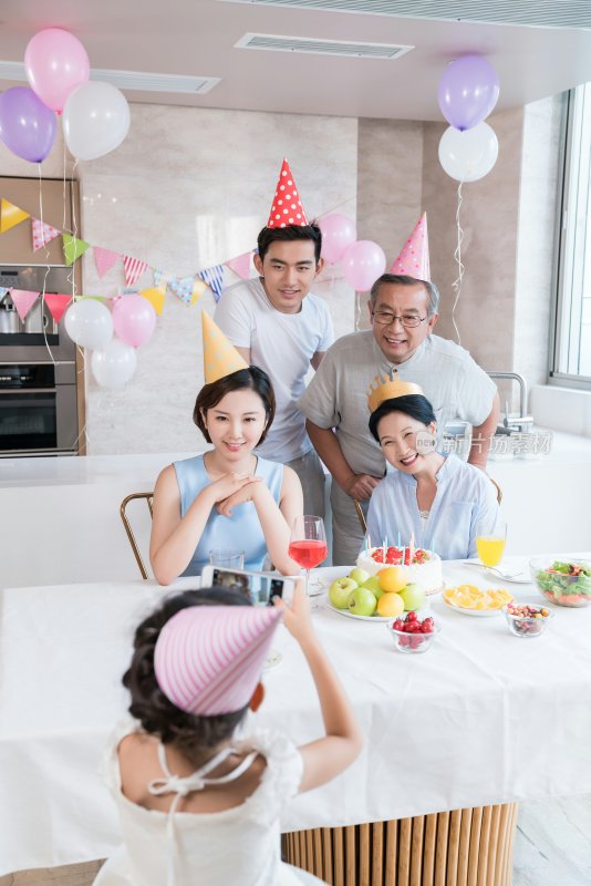 快乐的一家人在厨房聚会庆祝